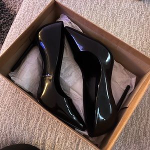 Steve Madden women heels, size 7 black color, beautiful and elegants.